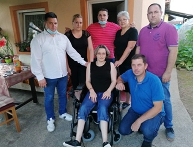 Слађа добила електрична колица